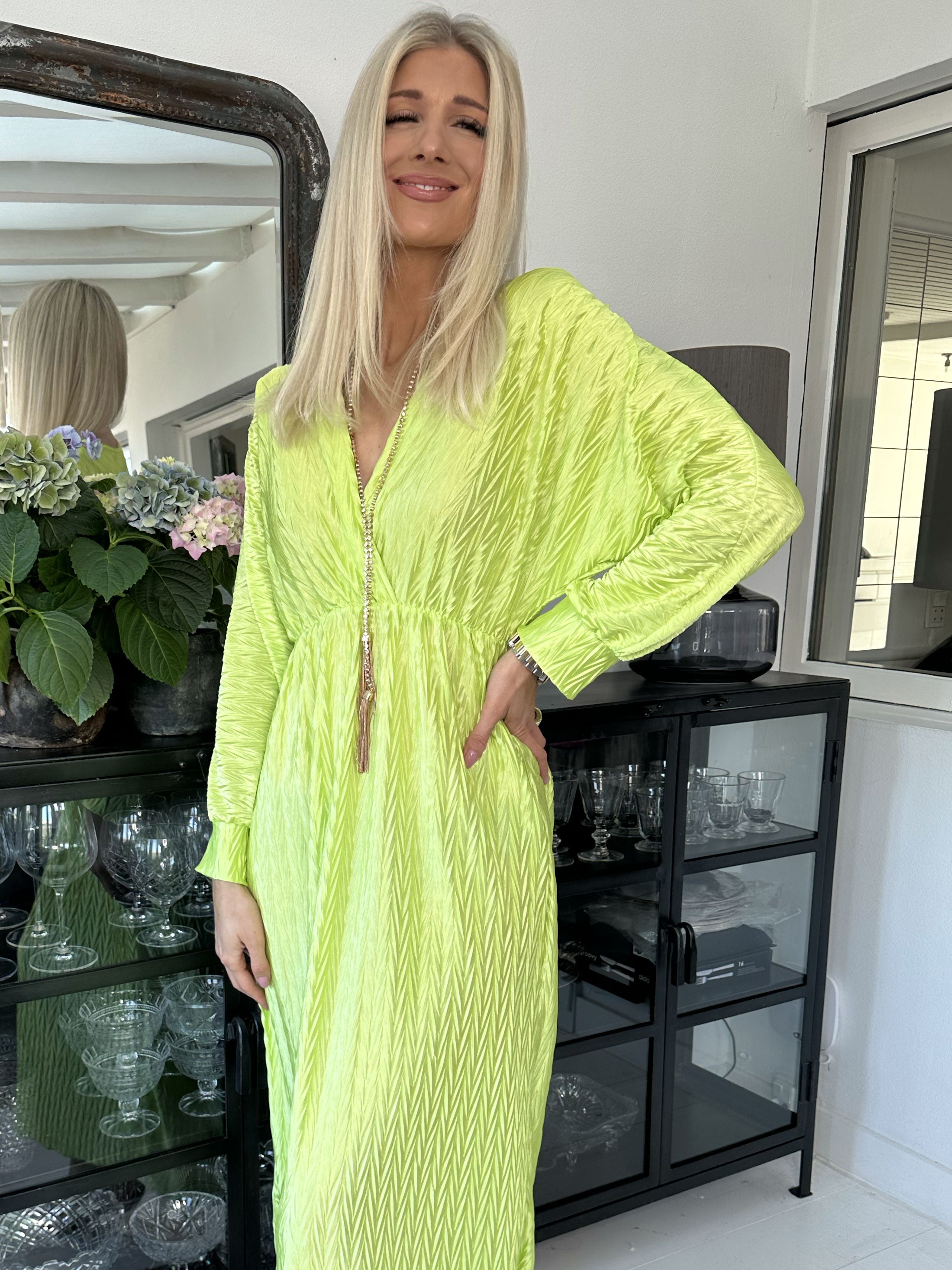 Love - Lang smuk plisseret kjole i shiny stof